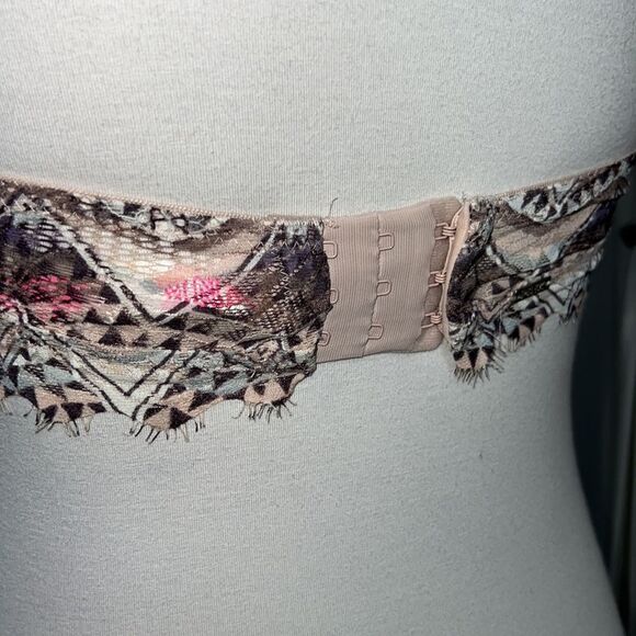 Victoria's Secret PINK Lace unlined halter bralette - Picture 9 of 11